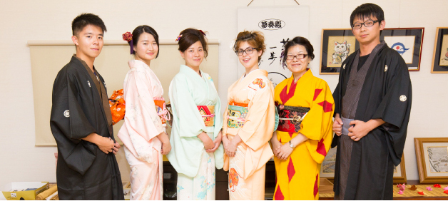 Visita a... il chimono vestendo esperimenta, "Tango Chirimen" studio tessile, il disegno di pasta bianco esperimenta...