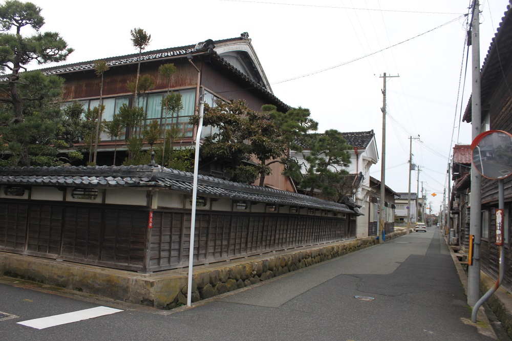 Cityscape of Amino, Row of weaver’s houses in Yasaka