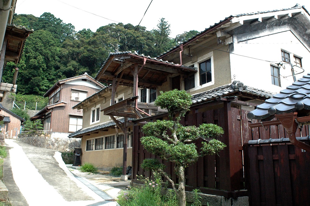 Row of weaving houses in Nishiyama