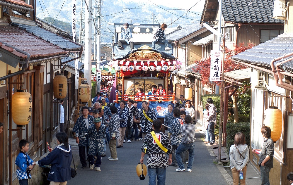 Ushirono Yatai Gyoji (un festival pour une divinité locale où les temples portables circulent la région)