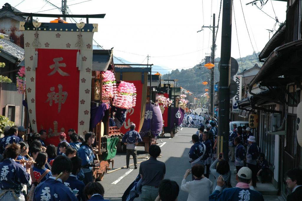 Yatai Gyoji in Kaya e Sanjo (feste locali dove sacrari portabili vanno circa l'area)

