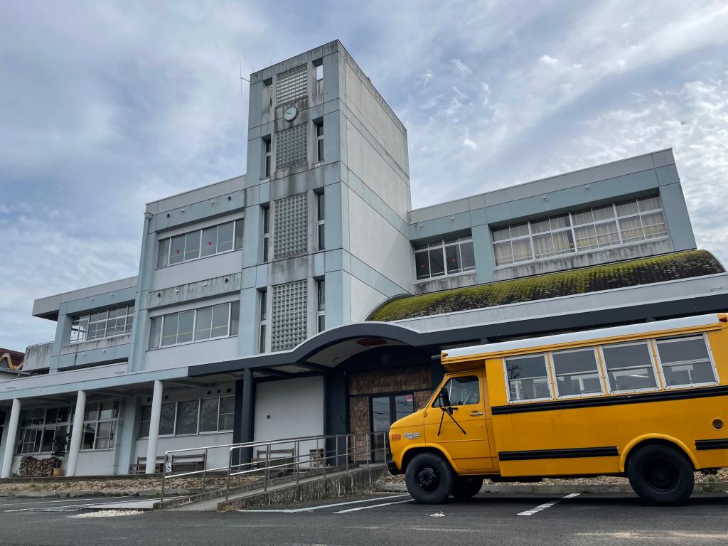 廃校に新しい風を。～福知山のイチゴの摘み取りとカフェ巡り～