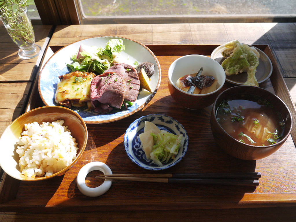 地元食材をたっぷり使ったヤマノウエ食堂でランチ