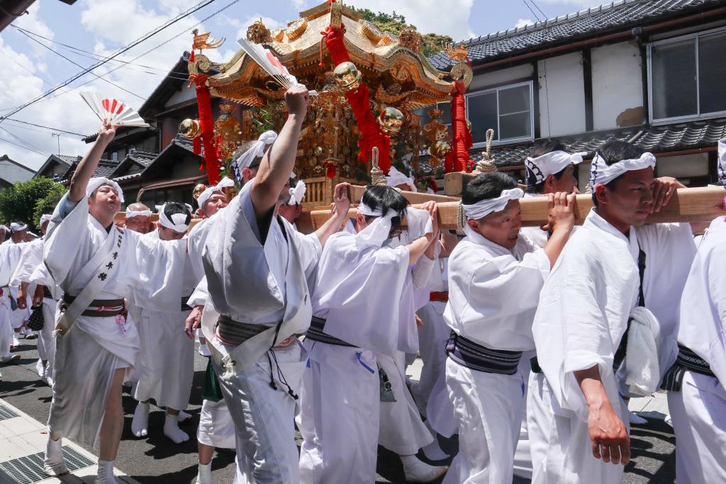 青年が力を合わせる大神輿