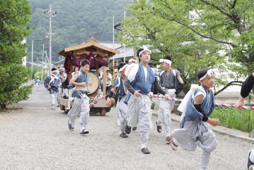 太刀振りや花の踊りは見もの