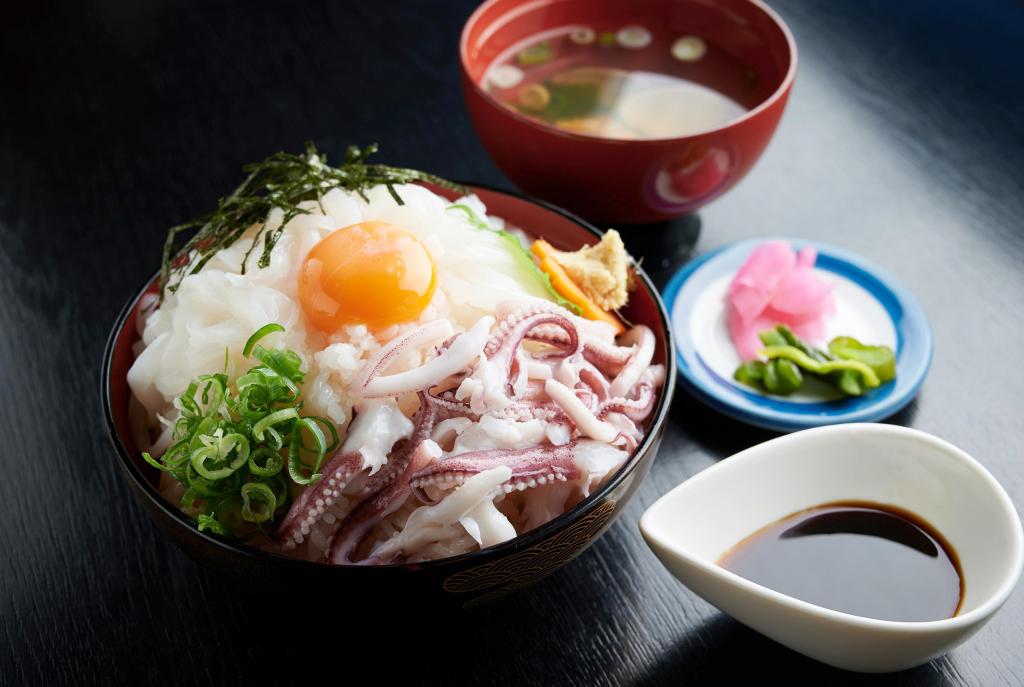 名物の地イカ丼ぶり食べくらべ