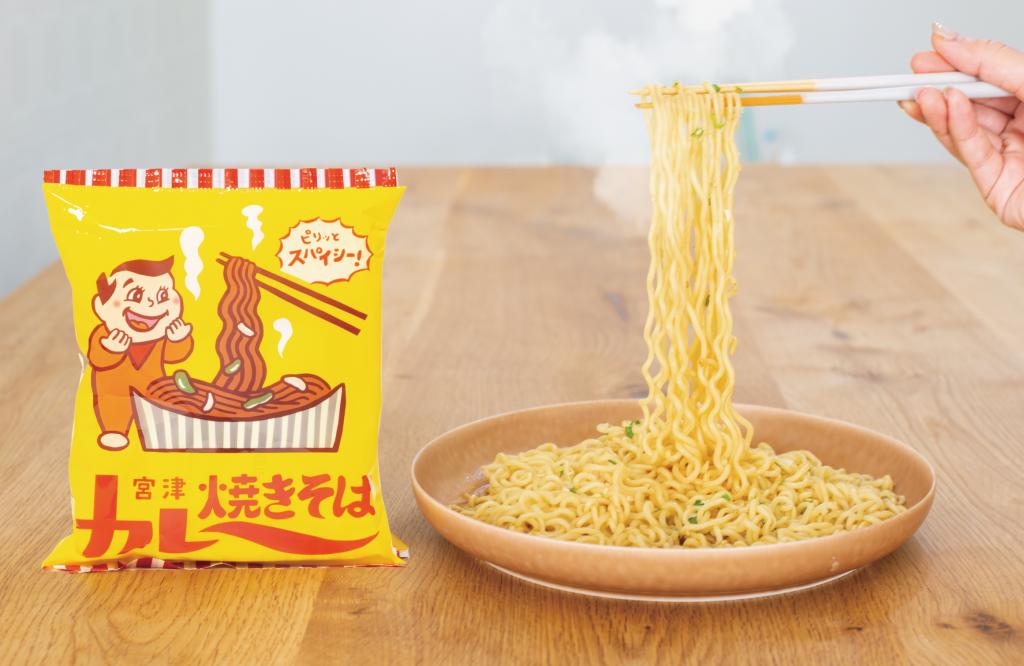 通販サイト「海の京都市場」ではこの「宮津カレー焼きそば」インスタント袋麺(4食・箱入り)を販売しています！家にいながら宮津の味を楽しんでください。