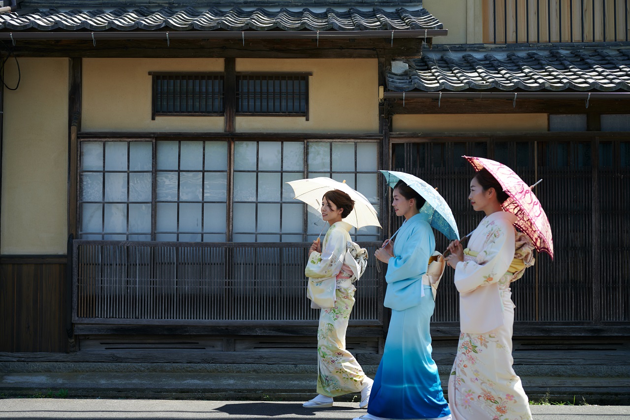 Chirimen Silk and Kimono Wearing Experience Yosano, Kyoto
 (ultimate refinement) 1