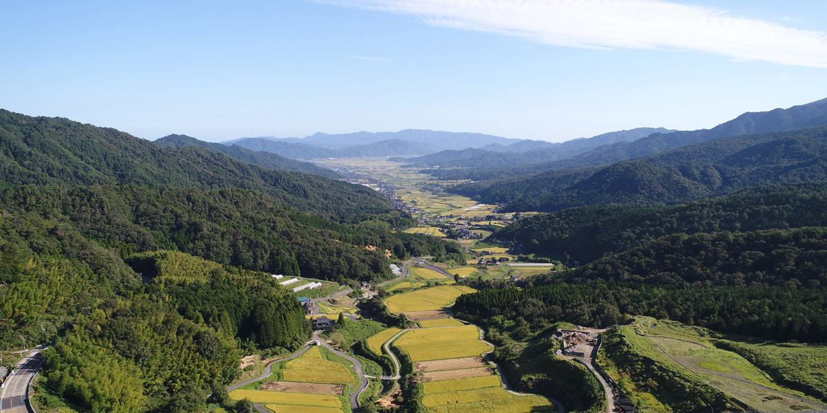 【与謝娘酒造　　ちりめん街道と大江山連峰】