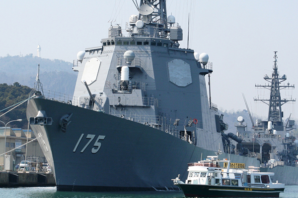 護衛艦に大接近!海軍ゆかりの港めぐり遊覧船
