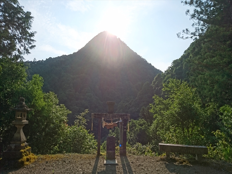 夏至の日に日本三大ピラミッドの一つ日室ヶ嶽に沈む夕日を拝む
