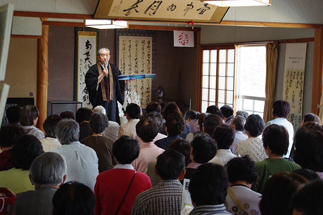 花のお寺で花説法と花の散策・希望者には御祈祷