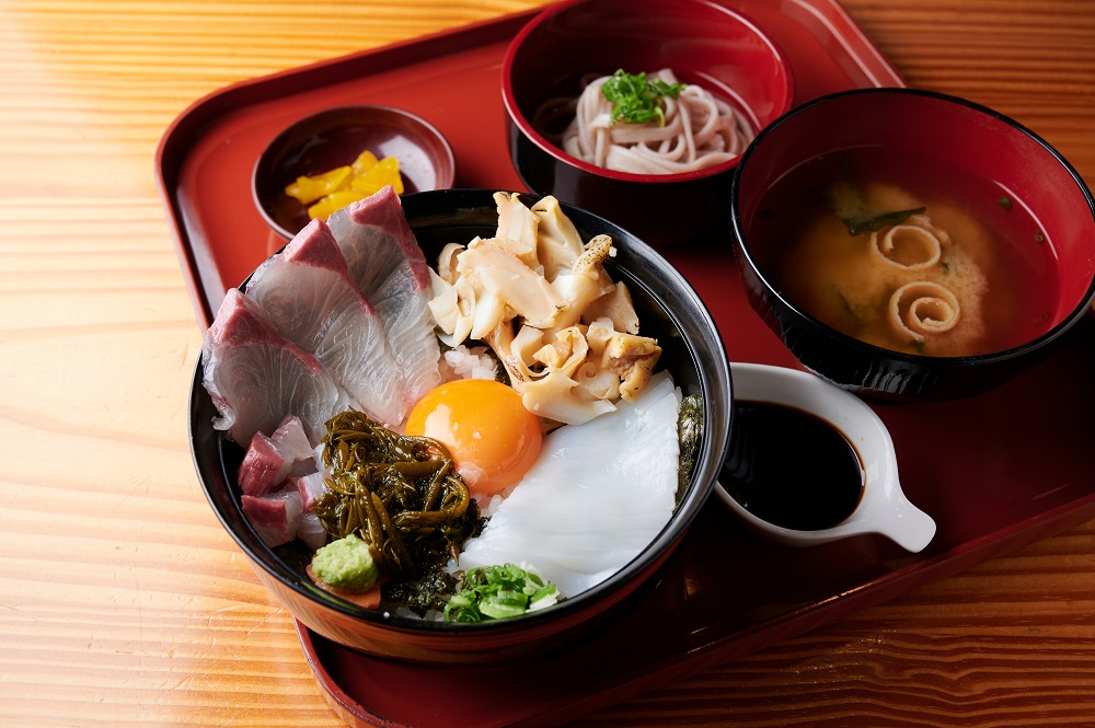 旬の地イカとアカモクとバイ貝の丹後お宝丼