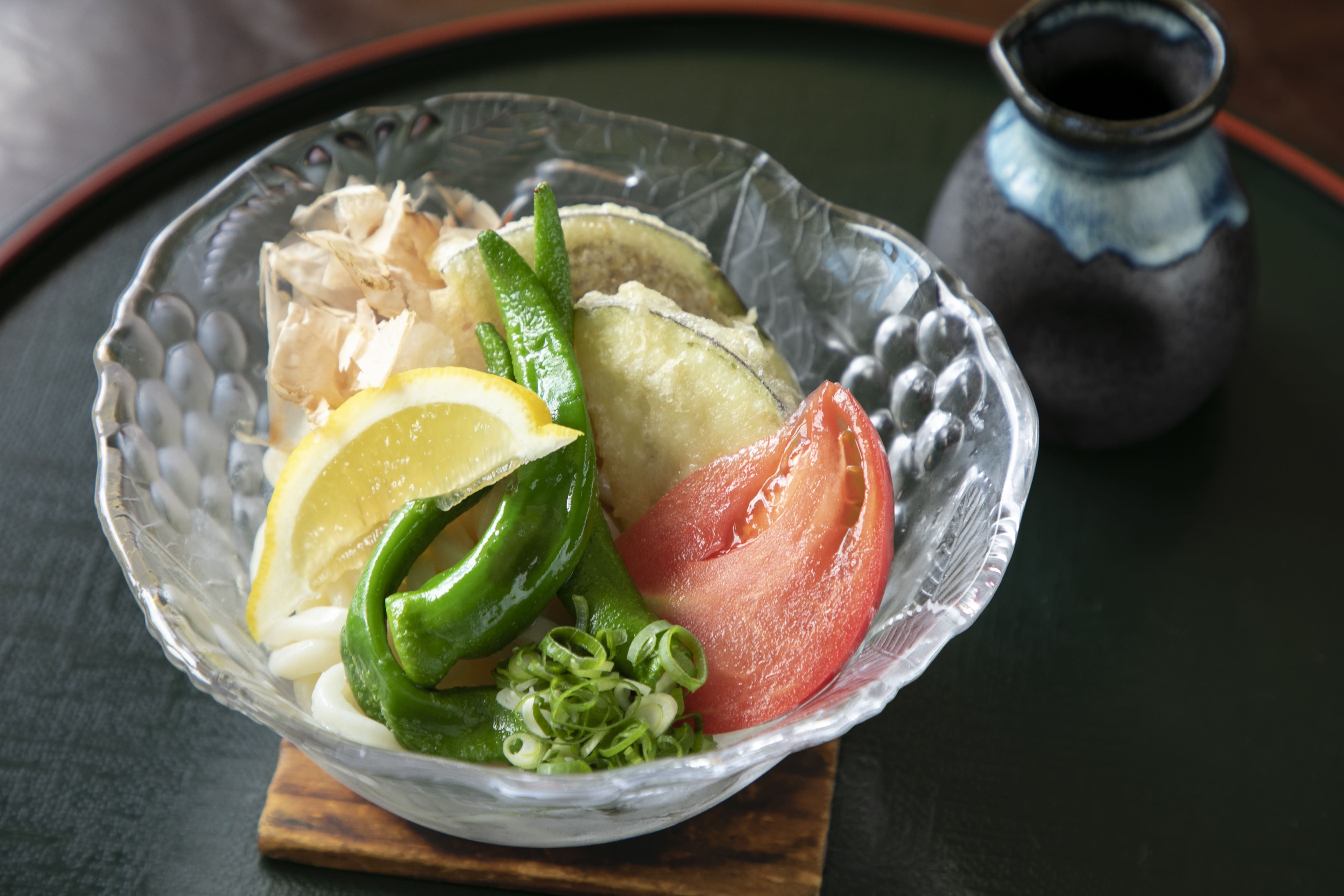 賀茂なすと万願寺の冷やしぶっかけうどん