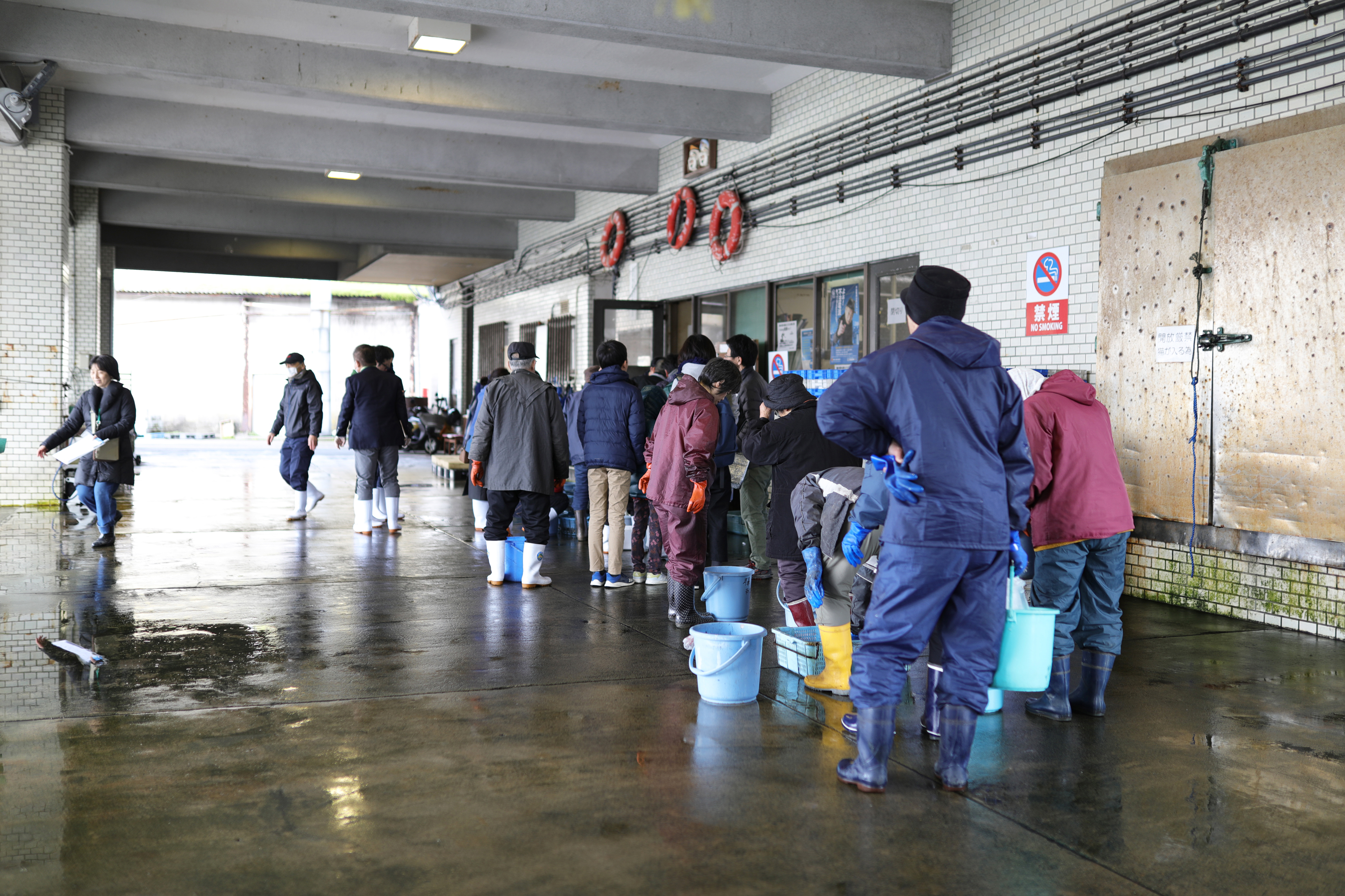 伊根浦漁港の浜買い