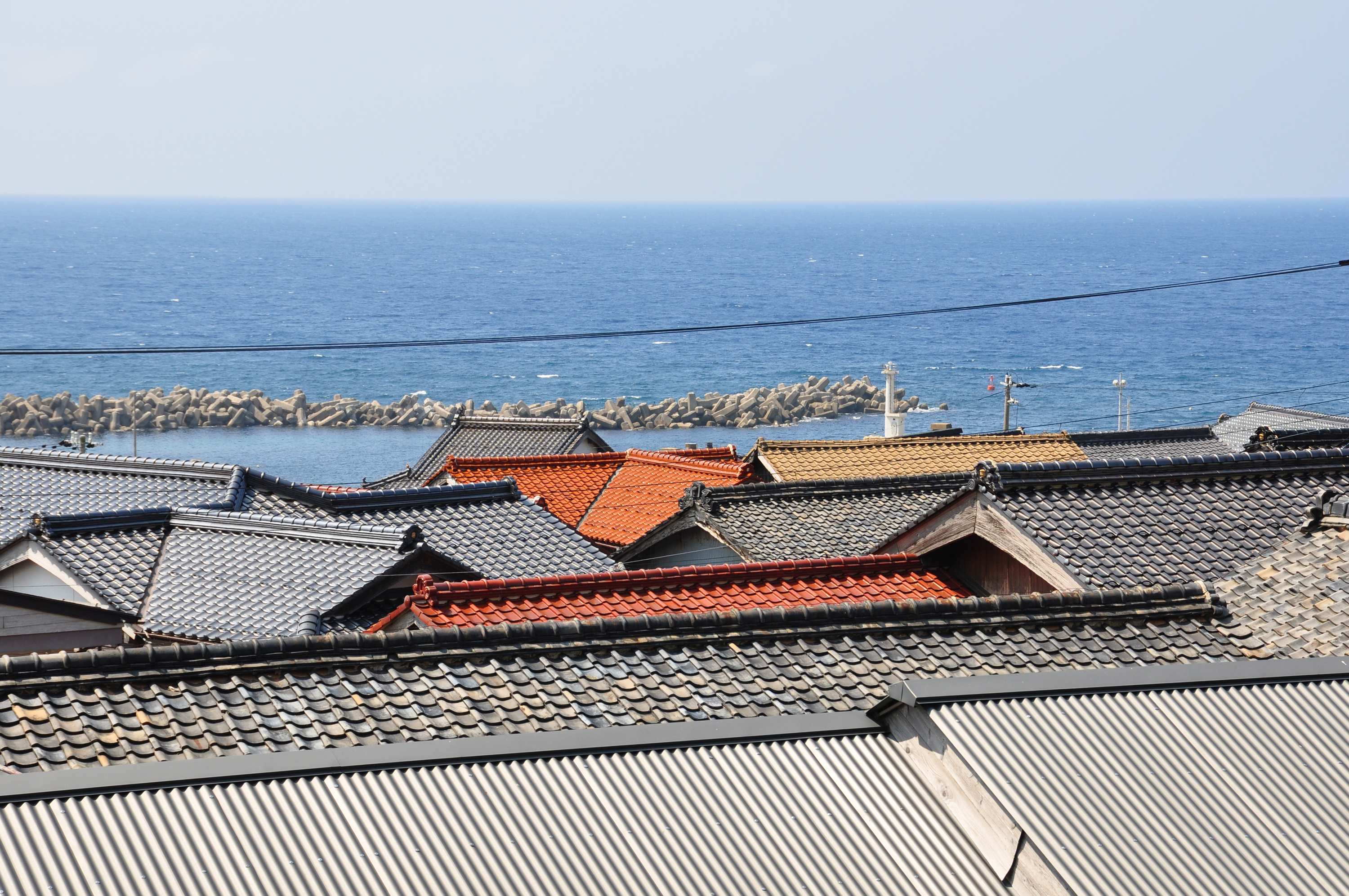 屋根と海が綺麗（丹後）