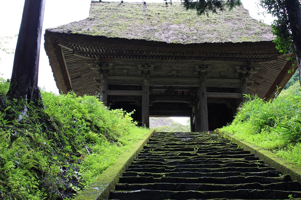 岩王寺（茅葺の寺）