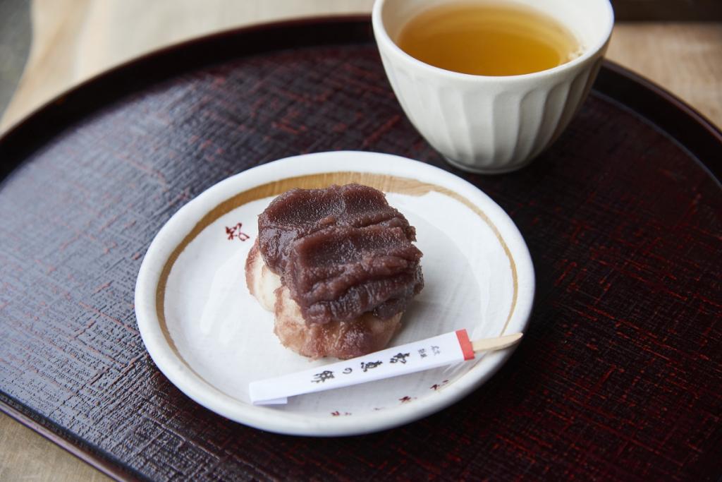 Le Mochi de la sagesse, gâteau de riz enrobé par de la pâte haricots rouges: les gâteaux du riz enveloppés en rouge sucré de la confiture