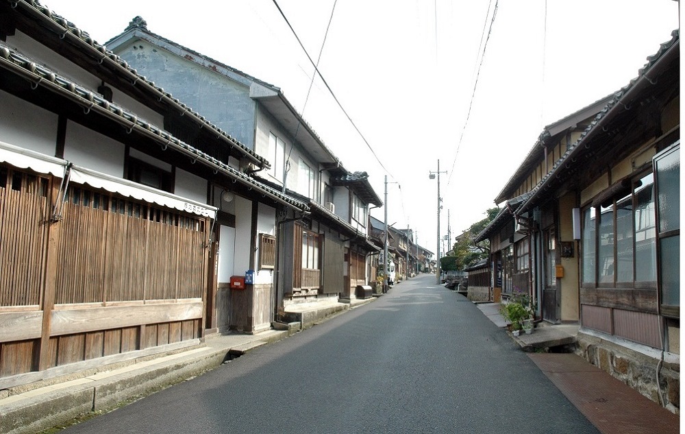 Townscape of Chirimen Road which is lined with the houses of Tango chirimen weavers