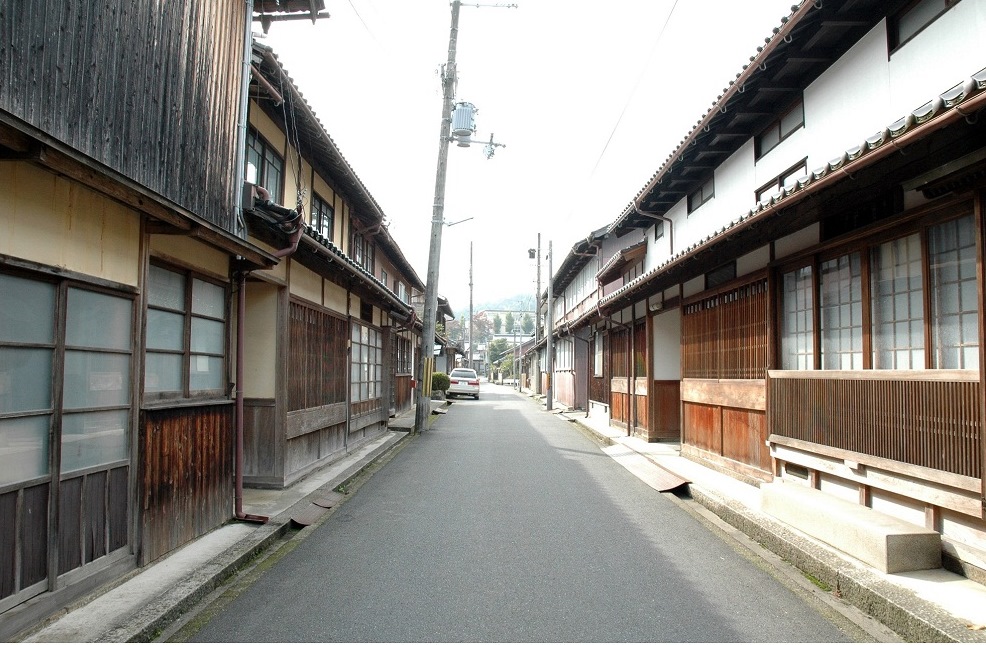 Townscape of Chirimen Road which is lined with the houses of Tango chirimen weavers