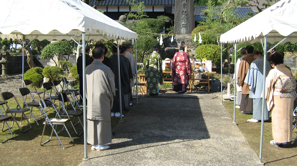 Orimono Shiso-sai (festival pour les fondateurs de structures textiles)
Konjiki Sanshi Shinsai (un festival payer le respect aux vers à soie, les fils de soie et les structures de soie)
