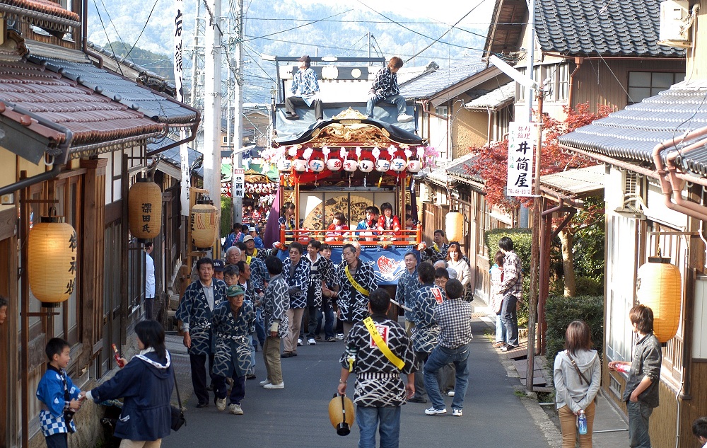 Ushirono Yatai Gyoji (a festival for a local deity where portable shrines go around the area)