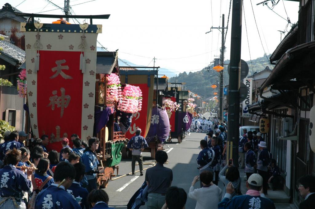 Yatai Gyoji dans Kaya et Sanjo (festivals locaux où les temples portables circulent la région)

