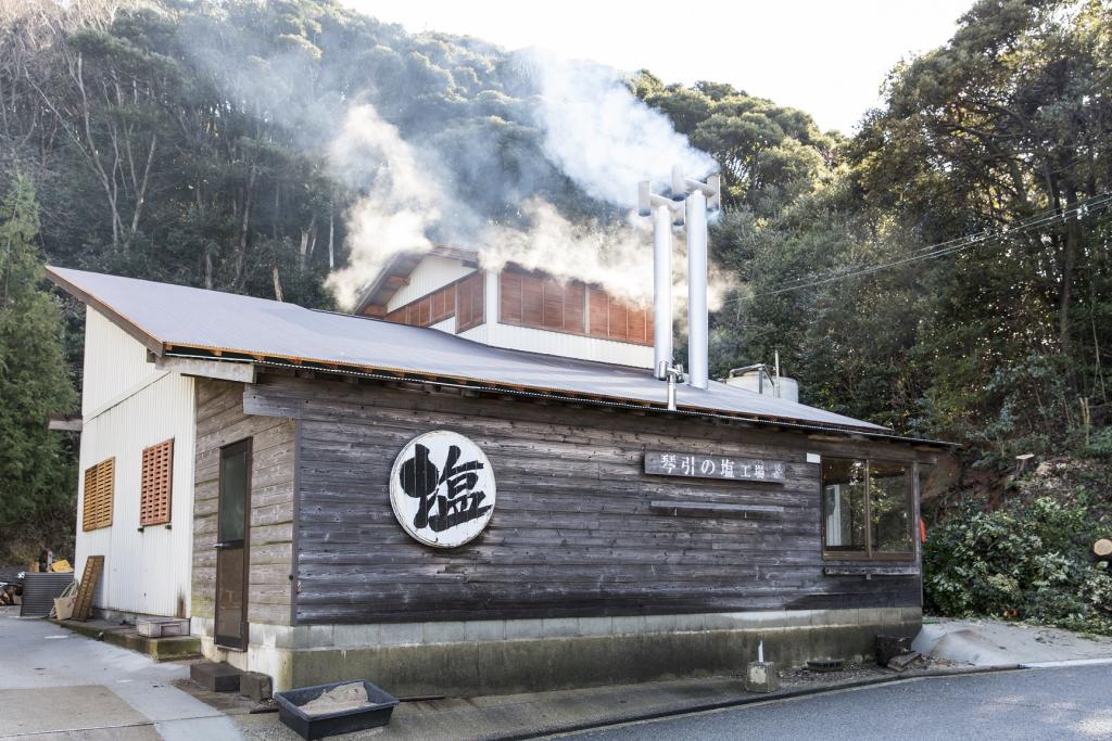 塩じいが人気！”鳴き砂”の琴引浜に近い塩工場で自分だけのMY塩づくり