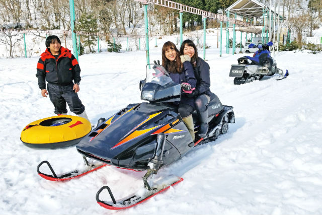 積雪５０ｃｍ以上じゃないとできません！スノーモービル操縦体験