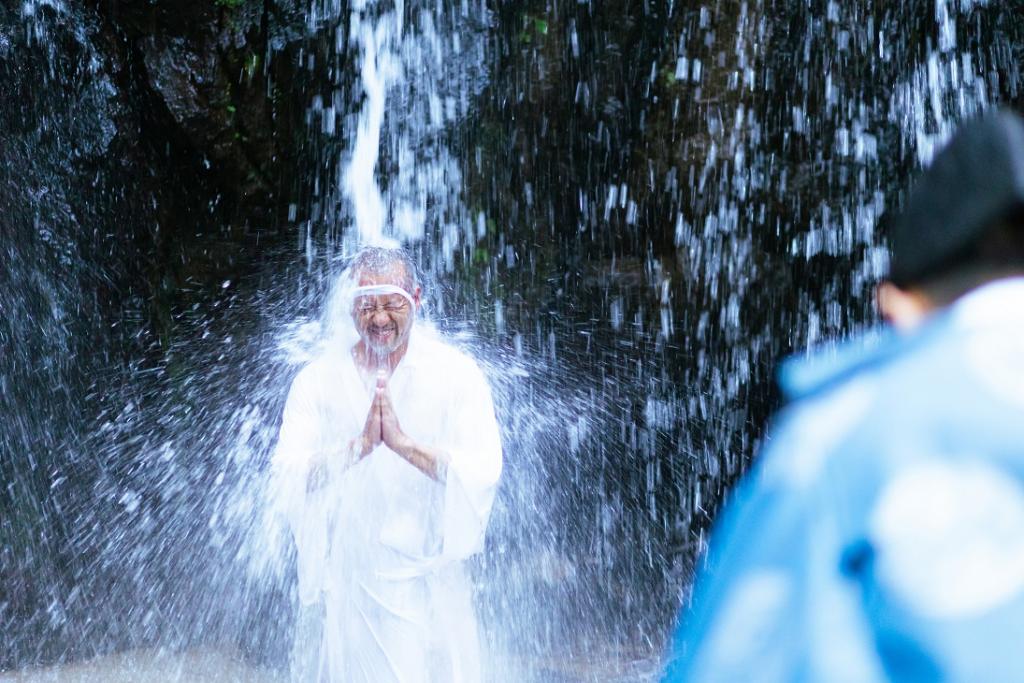 冬場の寒い中、滝の激しい水の中に身をおき、体を清め精神を統一します