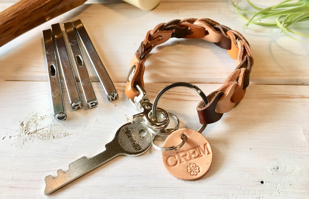 レザーキーホルダー or レザーブレスレットづくり!革職人が教えてくれる!簡単レザークラフト体験