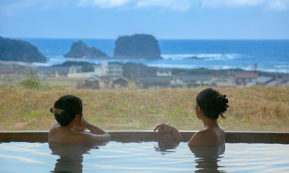 冬と言えば温泉！ブリ料理とご一緒に温泉でのんびりと。