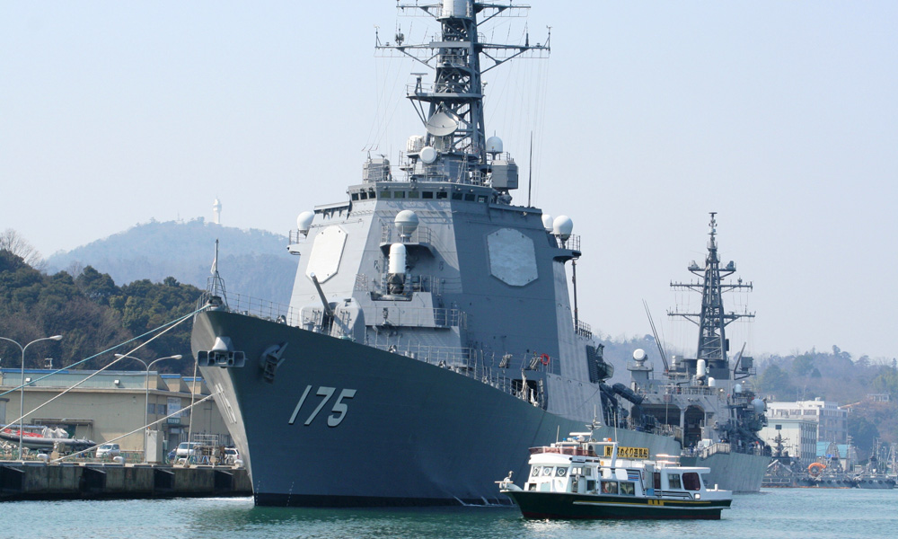 護衛艦に大接近！港めぐり遊覧船